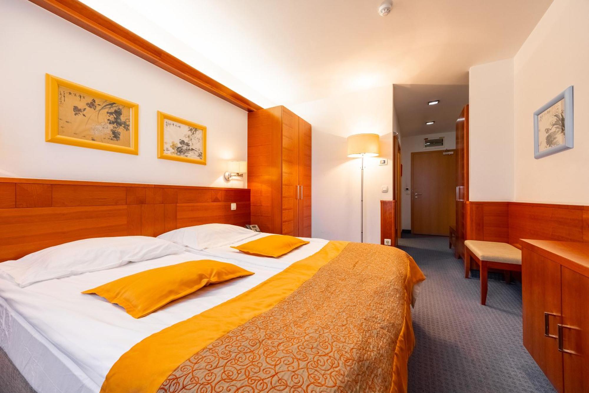 Garni Hotel Azul Kranj Buitenkant foto