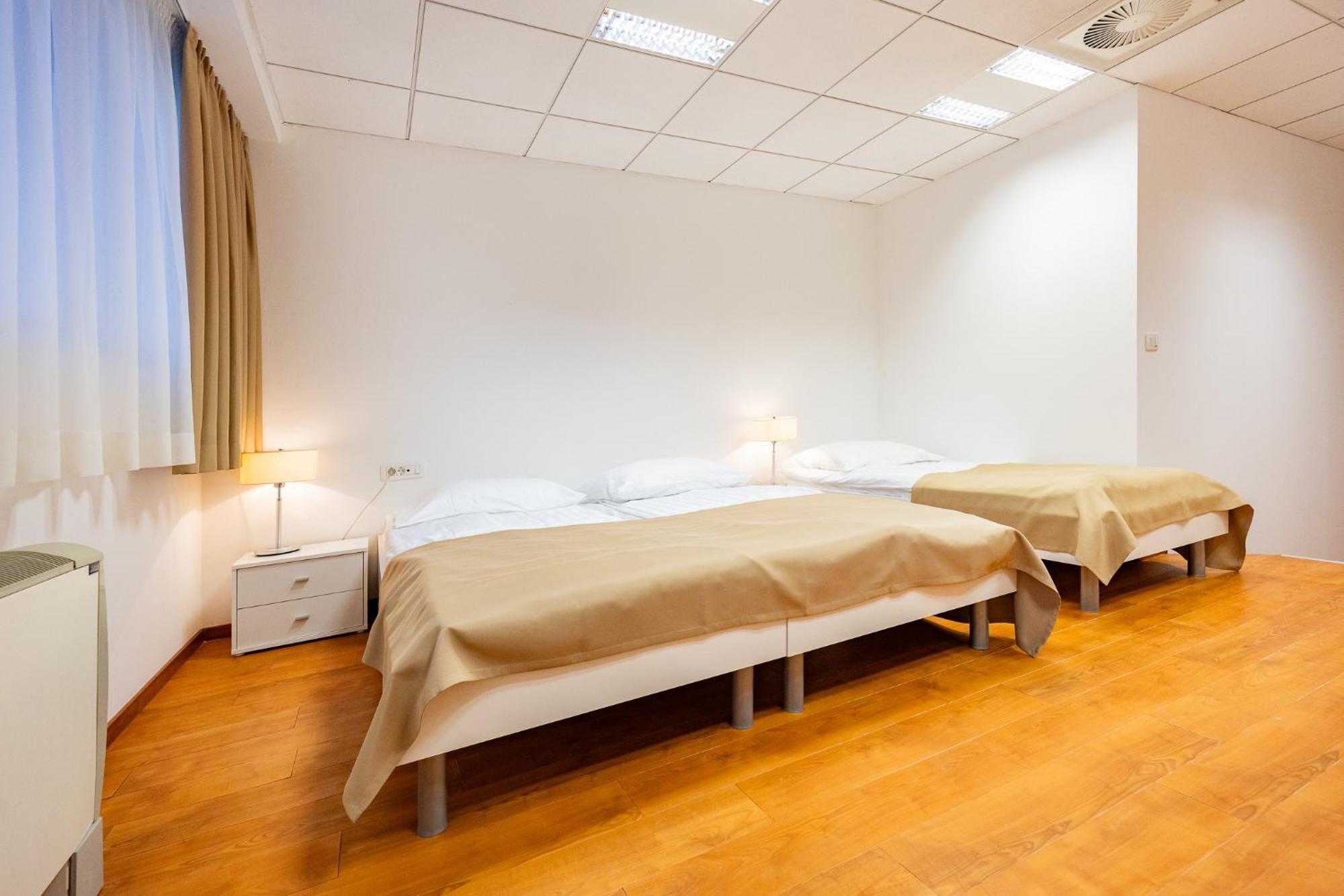 Garni Hotel Azul Kranj Buitenkant foto