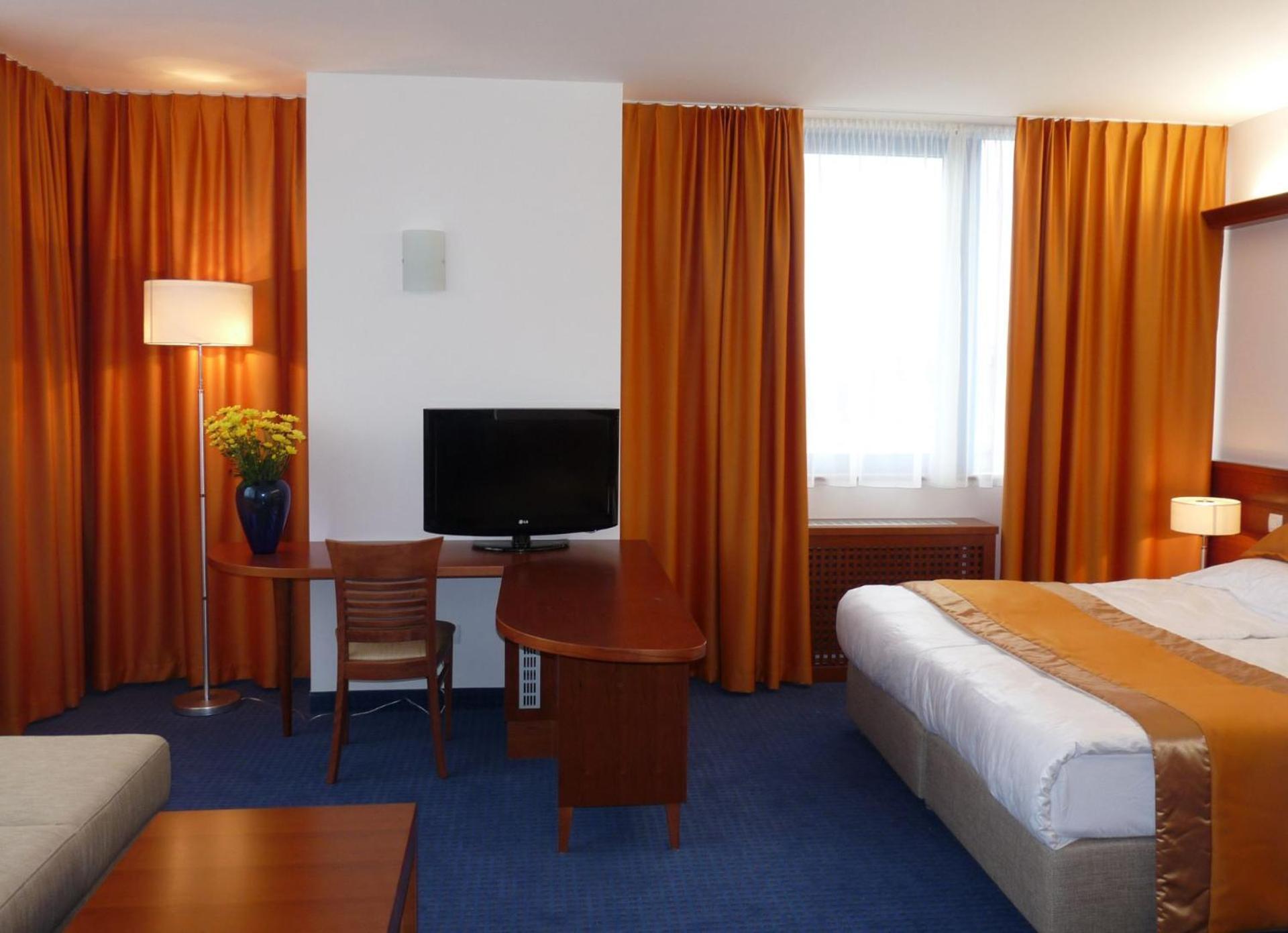 Garni Hotel Azul Kranj Buitenkant foto