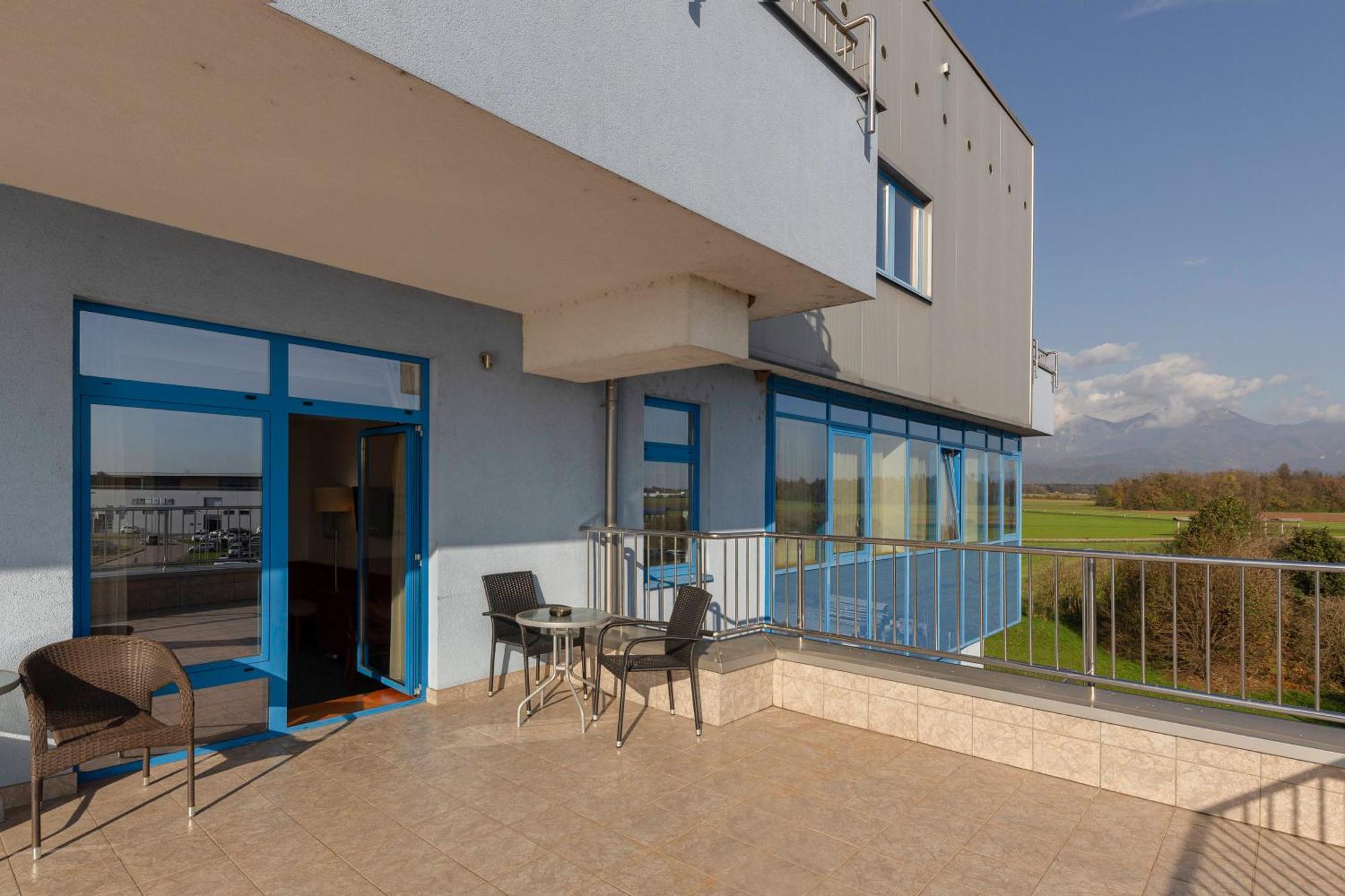 Garni Hotel Azul Kranj Buitenkant foto