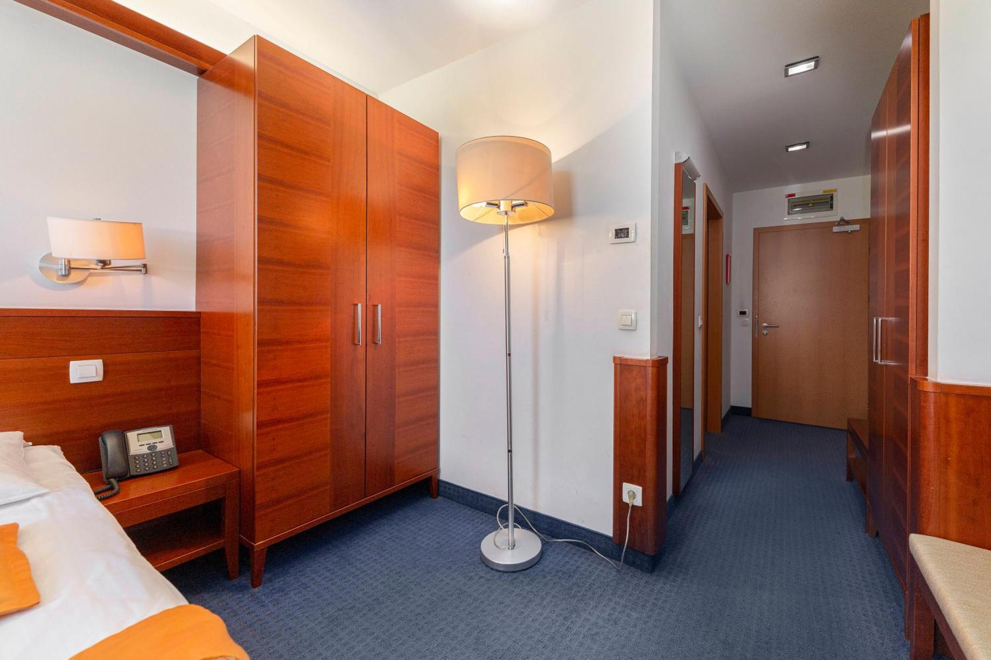 Garni Hotel Azul Kranj Buitenkant foto