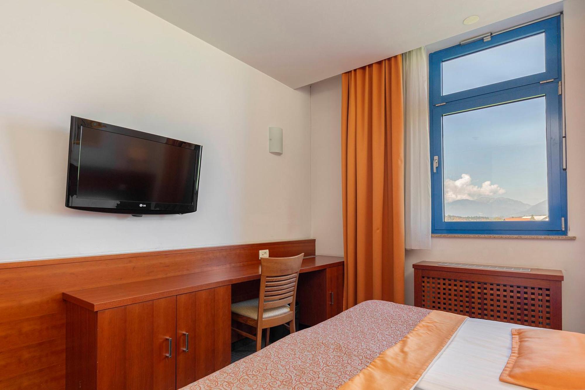 Garni Hotel Azul Kranj Buitenkant foto