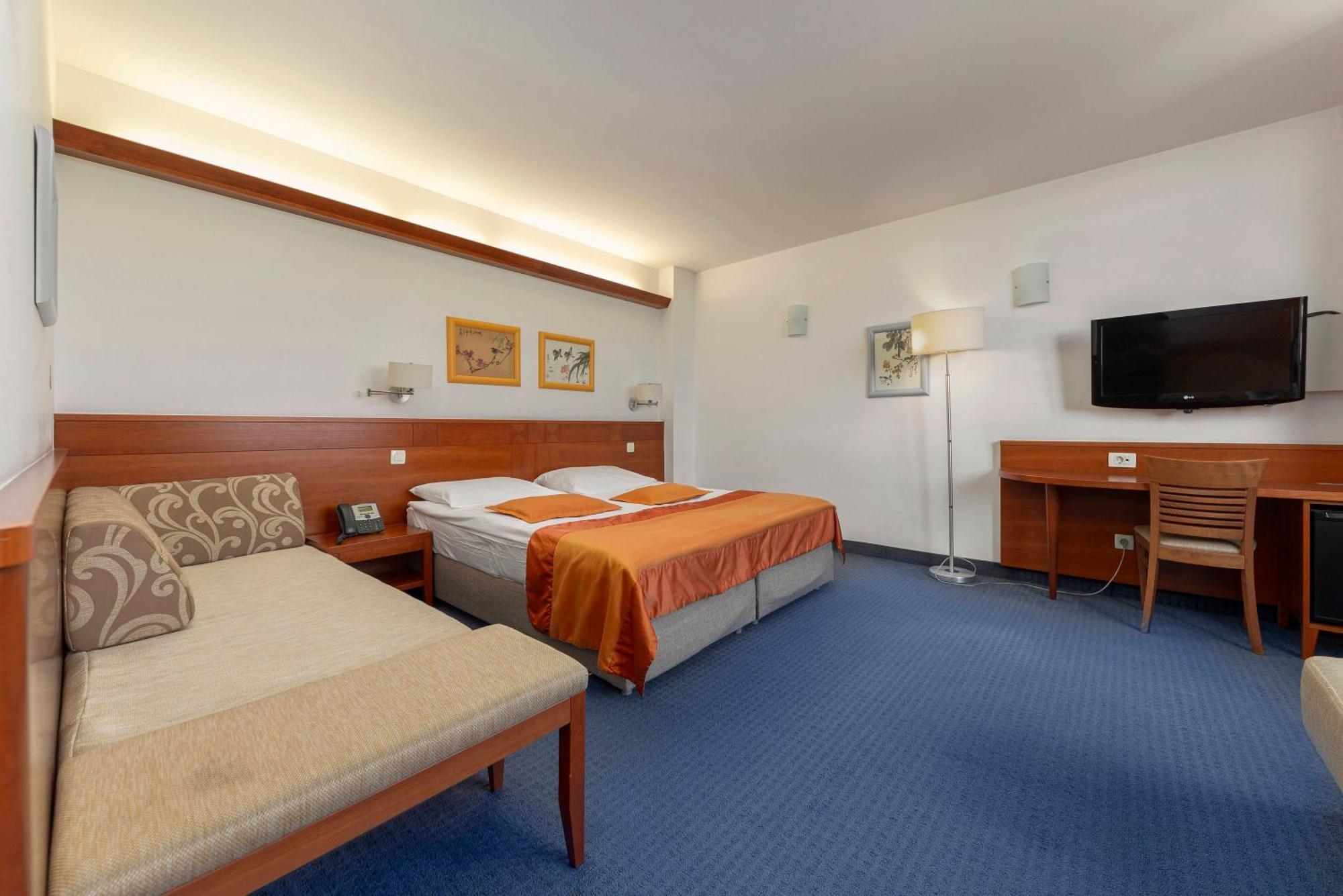 Garni Hotel Azul Kranj Buitenkant foto