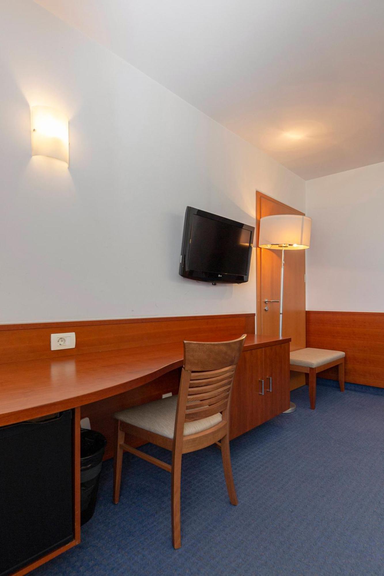 Garni Hotel Azul Kranj Buitenkant foto