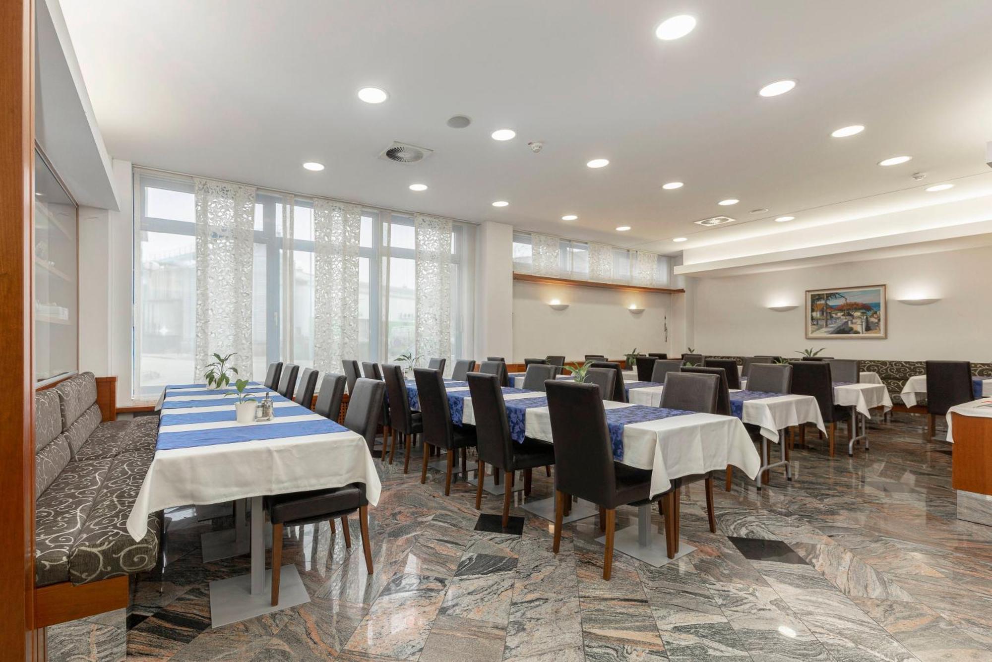 Garni Hotel Azul Kranj Buitenkant foto